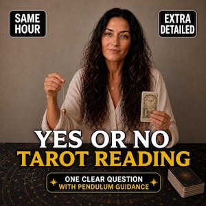 Könnte beinhalten: Eine Person hält ein goldfarbenes Metallpendel und eine Tarotkarte mit Sonnenmotiv. Textüberlagerungen zeigen SAME HOUR, EXTRA DETAILED, YES OR NO TAROT READING und ONE CLEAR QUESTION WITH PENDULUM GUIDANCE auf einer dunklen Matte.