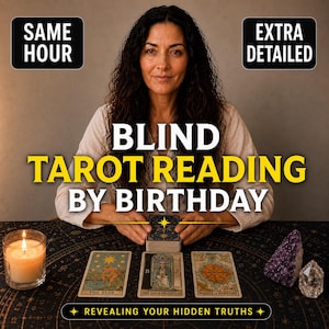 Puede incluir: Una persona con cabello largo y oscuro sentada tras una mesa con tres cartas de tarot, una baraja, una vela encendida y dos cristales. El texto dice: SAME HOUR, EXTRA DETAILED, BLIND TAROT READING BY BIRTHDAY, REVEALING YOUR HIDDEN TRUTHS.