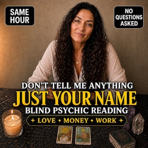 Puede incluir: Una persona con cabello largo, oscuro y rizado se sienta ante una mesa con dos cartas del tarot, una vela encendida en un vaso y un cristal. El texto dice: SAME HOUR, NO QUESTIONS ASKED, DON'T TELL ME ANYTHING JUST YOUR NAME BLIND PSYCHIC READING, LOVE • MONEY • WORK.