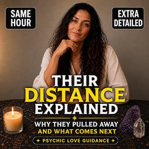 Puede incluir: Una persona con cabello largo y oscuro que viste una camisa blanca se sienta detrás de una mesa con una vela encendida, un racimo de amatista morada y una punta de cuarzo transparente. El texto dice: SAME HOUR, EXTRA DETAILED, THEIR DISTANCE EXPLAINED, WHY THEY PULLED AWAY AND WHAT COMES NEXT, PSYCHIC LOVE GUIDANCE.