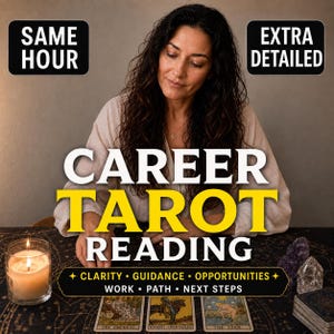 以下が含まれることがあります： CAREER TAROT READING、SAME HOUR、EXTRA DETAILEDというテキストが記載されたタロット占いサービスの広告。画像には、3枚のタロットカード、火のついたキャンドル、クリスタルが模様入りの暗い布の上に置かれており、背景には人物が写っている。