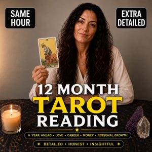 Könnte beinhalten: Eine Werbeanzeige für Tarot-Kartenlegen mit der Stärke-Karte, einer brennenden Kerze und Kristallen. Der Text enthält SAME HOUR, EXTRA DETAILED, 12 MONTH TAROT READING, A YEAR AHEAD, LOVE, CAREER, MONEY, PERSONAL GROWTH, DETAILED, HONEST, INSIGHTFUL.