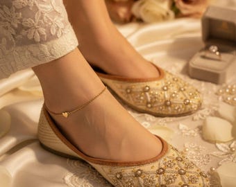 DESI COLOUR Handgefertigte vegane goldene ethnische Schuhe für Damen
