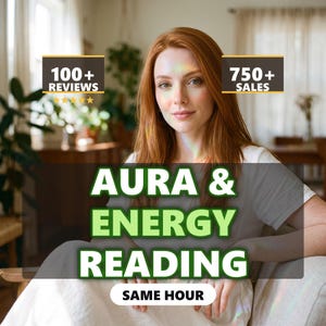 Könnte beinhalten: Eine Person mit langem rotem Haar trägt ein weißes Hemd. Textüberlagerungen zeigen 100+ REVIEWS, 750+ SALES, AURA & ENERGY READING und SAME HOUR. Das Bild hat eine weiche, helle Ästhetik mit einer lichtdurchfluteten Atmosphäre.