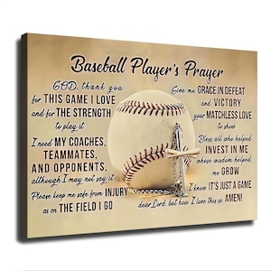 Könnte beinhalten: Ein rechteckiger Leinwanddruck mit einem Baseball und einer silbernen Kreuzkette vor beigem Hintergrund. Der Text lautet Baseball Player's Prayer und enthält Zeilen über Trainer, Teamkollegen, Gegner und Dankbarkeit für das Spiel.