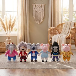 Könnte beinhalten: Ein Set aus sechs Plüschfiguren aus dem Film Sing, bestehend aus einem Elefanten im rosa Kapuzenpullover, einem Stachelschwein in roter Jacke, einem Koala im blauen Anzug, einem Schwein im hellblauen Hemd, einem Gorilla in schwarzer Jacke und einem Schwein im gelben Ananas-Hemd.