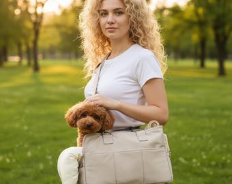 Puede incluir: Un bolso transportador para mascotas rectangular de color beige con múltiples bolsillos exteriores y una correa para el hombro. El bolso presenta un diseño estructurado con asas reforzadas y herrajes metálicos para un perro marrón.