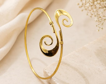 Gouden spiraalvormige armband, verstelbare bovenarmband, boho tribal armband, minimalistische messing armband voor vrouwen