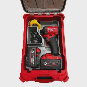 Peut inclure: Une visseuse à chocs Milwaukee M18 Fuel rouge avec une batterie 5.0 RedLithium-Ion, une batterie de rechange, un mètre ruban Stanley jaune et divers forets rangés dans une mallette de rangement rouge avec un couvercle transparent articulé.