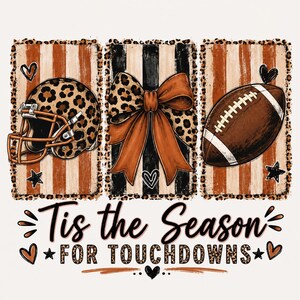 Op de afbeelding: Een grafisch ontwerp met drie rechthoekige panelen met luipaardprint randen. De panelen bevatten een footballhelm met luipaardprint, een grote oranje strik en een bruine football. Onderaan staat de tekst: Tis the Season FOR TOUCHDOWNS.