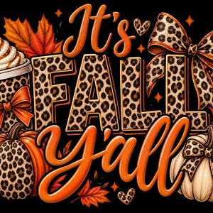 Può includere: Un design grafico su sfondo nero con il testo arancione It's FALL Y'ALL. Il disegno include una tazza da caffè con stampa leopardata e panna montata, un fiocco leopardato, due zucche con dettagli leopardati e foglie d'acero arancioni.