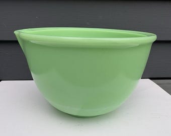 Vintage kitchen jadeite green milk glass mixing bowl 6.5" diameter uranium 1940s