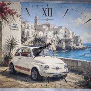 Peut inclure: Une horloge murale rectangulaire présentant une scène imprimée d'une Fiat Abarth 500 blanche garée sur un chemin en pierre au bord de la mer. L'arrière-plan montre une ville côtière avec des bâtiments blancs et l'océan bleu. Chiffres romains.