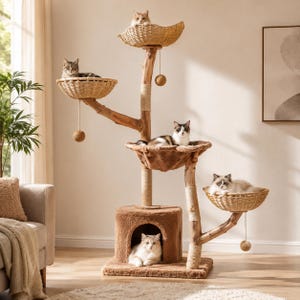 Puede incluir: Un árbol para gatos de varios niveles con una estructura de tronco de madera natural, varias cestas de mimbre tejidas, una base de alfombra marrón, una cueva central cerrada y juguetes de bola de sisal colgantes, ocupado por cinco gatos.