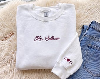 Personalisiertes „Mrs.“-Sweatshirt, individuell besticktes Braut-Sweatshirt mit Rundhalsausschnitt, Geschenk für die zukünftige Braut, Hochzeits-Sweatshirt, Ärmel mit Initialen, Brautgeschenk