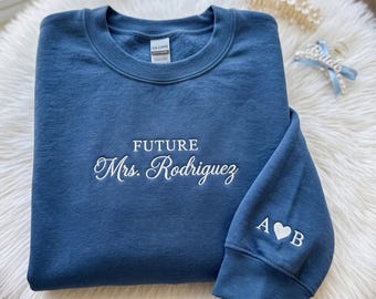 Besticktes Sweatshirt für die zukünftige Braut, personalisierter Brautpullover mit Rundhalsausschnitt, personalisierter Pullover mit Nachnamen, Geschenk für die Braut, Geschenk zum Junggesellinnenabschied