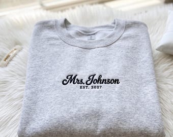 Personalisiertes „Mrs.“-Sweatshirt, individuell besticktes Braut-Sweatshirt mit Rundhalsausschnitt, Shirt für die zukünftige Braut, Hochzeitsgeschenk, Geschenk zum Junggesellinnenabschied, Pullover mit dem Hochzeitsdatum