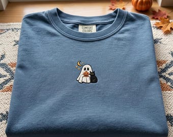 Besticktes Comfort Colors® T-Shirt mit schwarzer Katze und Geist, lustiges Halloween-T-Shirt, niedliches gruseliges T-Shirt mit Katzen und Geistern
