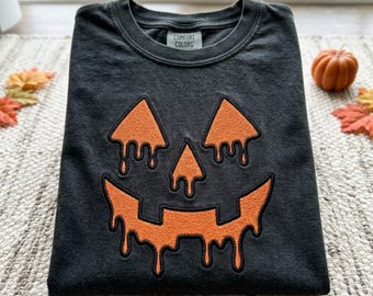 Besticktes Retro-Herbst-Kürbisgesicht-Shirt - Comfort Colors® Gruseliges Halloween-Kürbis-T-Shirt