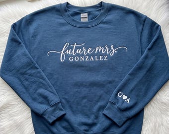 Besticktes Sweatshirt für die zukünftige Braut, personalisierter Brautpullover mit Rundhalsausschnitt, personalisierter Brautpullover mit Nachnamen, Verlobungsgeschenk, Geschenk für die zukünftige Braut