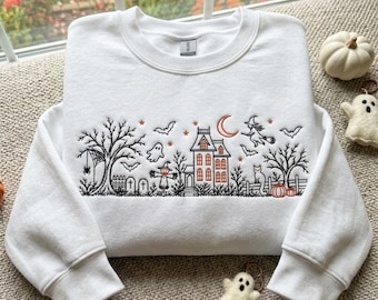 Besticktes Halloween-Sweatshirt mit Geisterhaus-Motiv: Wählen Sie zwischen Gildan oder Pigment Dyed Vintage Line Art Crewneck mit Retro-Halloween-Motiv