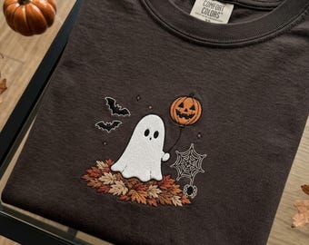 Besticktes Herbstgeist-Shirt, Comfort Colors Halloween-Shirt, Kürbisgeist-T-Shirt, Gemütliches Herbst-T-Shirt, Niedliches besticktes Halloween-T-Shirt