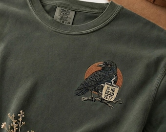 Besticktes „Ist er schon tot?“-Shirt, Comfort Colors® Raven Crow Coffee Shirt, Halloween Black Crow Anti Trump Protest Shirt, Politisches T-Shirt