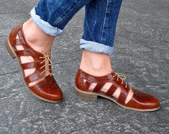 Nassau: Sandalias Oxford de cuero marrón para mujer, zapatos con aberturas para mujer, bailarinas cerradas personalizables.