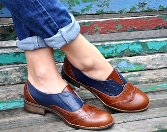 Pershing: Zapatos Oxford de cuero bicolor hechos a mano para mujer – Marrón y azul marino, sin cordones, personalizables.