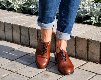 Gatsby: Zapatos Oxford de piel marrón coñac para mujer - Zapatos planos con cordones y puntera reforzada, hechos a mano y personalizables.