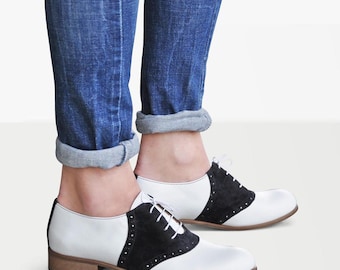 Stocker: Zapatos de cuero blanco y negro para mujer, estilo brogue con cordones, personalizables y hechos a mano.