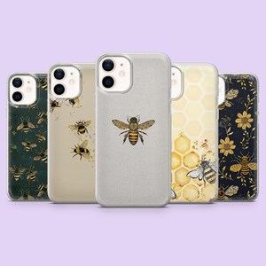 Puede incluir: Cinco fundas transparentes para smartphone con diseños de abejas. Los patrones incluyen un fondo verde oscuro con abejas, un fondo beige claro con abejas dispersas, una abeja central, un patrón de panal amarillo y un estampado floral oscuro.