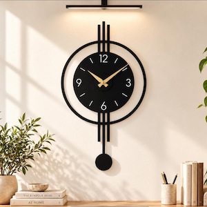 Könnte beinhalten: Eine schwarze Wanduhr mit einem kreisförmigen Rahmen und vertikalen Linien, die sich über und unter die Mitte erstrecken. Das Zifferblatt zeigt weiße Zahlen an den Positionen 12, 3, 6 und 9 sowie goldfarbene Zeiger und ein Pendel.