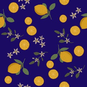 Op de afbeelding: Een naadloos patroon met gele citroenen, citroenschijfjes, groene bladeren en kleine witte bloesems verspreid over een diep marineblauwe achtergrond. Het ontwerp toont een herhalend botanisch motief van citrusvruchten en bloemen.