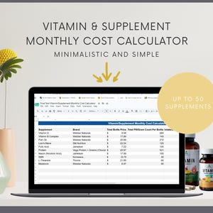 Puede incluir: Un portátil muestra una hoja de cálculo de costes mensuales de vitaminas y suplementos con columnas de marca, precio y cantidad. La pantalla indica Up to 50 Supplements. A la derecha hay tres frascos marrones de suplementos.