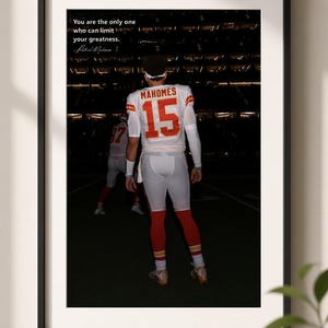 Puede incluir: Una impresión artística enmarcada que muestra a un jugador de fútbol americano de espaldas, con una camiseta blanca con el nombre Mahomes y el número 15 en rojo y amarillo. El texto dice: You are the only one who can limit your greatness. Patrick Mahomes.