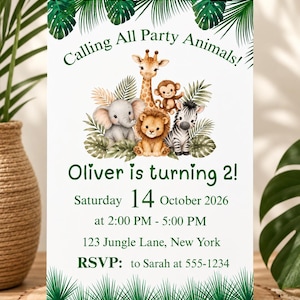 Pode incluir: Um convite retangular com tema de selva, apresentando ilustrações de girafa, macaco, elefante, leão e zebra. O texto diz: Calling All Party Animals! Oliver is turning 2! Saturday 14 October 2026 at 2:00 PM - 5:00 PM 123 Jungle Lane, New York RSVP: to Sarah at 555-1234.