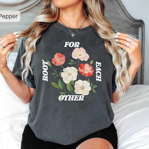 Låt oss heja på varandra-tröja, trädgårdsskjorta i komfortfärger, grafisk t-shirt med vildblommor för henne, inspirerande botanisk gåva-t-shirt