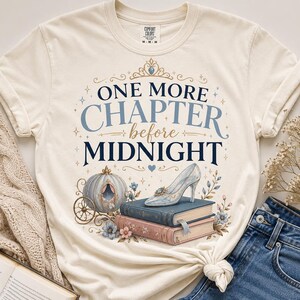 T-shirt met de tekst "One More Chapter Before Midnight" | Een sprookjesachtig Assepoester-ontwerp