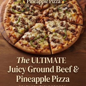 Op de afbeelding: Een ronde pizza belegd met gehakt, ananasstukjes en groene paprikareepjes, met gesmolten kaas en kruiden. De tekst luidt: The ULTIMATE Juicy Ground Beef & Pineapple Pizza | EASY PRINTABLE RECIPE | INSTANT DIGITAL DOWNLOAD.