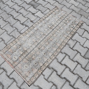 Alfombra pequeña turca vintage de 2x4 pies, 2,1x4,3 pies, tejida a mano en gris neutro y beige melocotón apagado.