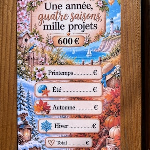 Peut inclure: Une carte rectangulaire illustrant les quatre saisons avec le texte Une année, quatre saisons, mille projets et 600 €. Le design présente des scènes pour Printemps, Été, Automne, Hiver et Total avec des icônes saisonnières associées.