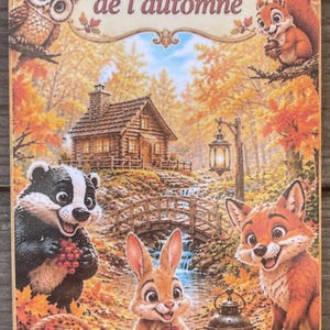 Peut inclure: Une plaque décorative rectangulaire avec le texte Les Suites de l'automne. L'illustration montre une scène de forêt avec un hibou, un écureuil, un blaireau, un lapin et un renard, un chalet en bois, un pont, des lanternes et un panier.