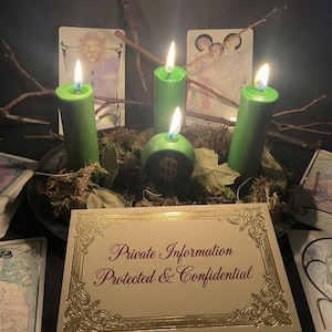 Puede incluir: Tres velas de pilar verdes y una peque&ntilde;a vela redonda verde con un s&iacute;mbolo de d&oacute;lar, todas encendidas. Las velas est&aacute;n dispuestas sobre una base oscura con musgo y ramitas, rodeadas de cartas de tarot ilustradas y una tarjeta dorada con el texto Private Information Protected & Confidential.