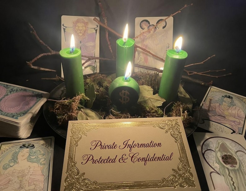 Puede incluir: Tres velas de pilar verdes y una peque&ntilde;a vela redonda verde con un s&iacute;mbolo de d&oacute;lar, todas encendidas. Las velas est&aacute;n dispuestas sobre una base oscura con musgo y ramitas, rodeadas de cartas de tarot ilustradas y una tarjeta dorada con el texto Private Information Protected & Confidential.