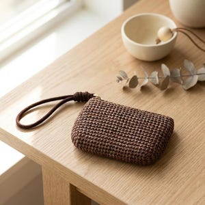 Straw Coin Purse with Wrist Strap, Mini Woven Wallet for Cards Earbuds and Keys, Lightweight Summer Pouch for Travel and Everyday Use