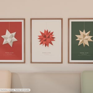 Puede incluir: Tres pósteres verticales enmarcados con ilustraciones de estrellas de papel geométricas. El póster izquierdo es rojo con una estrella blanca, el central es crema con una estrella roja y el derecho es verde oscuro con una estrella beige. Incluyen el texto PAPER STAR.