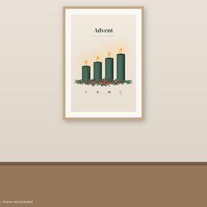 Puede incluir: Una l&aacute;mina de arte mural enmarcada con el texto Advent y The Fourth Moment. La ilustraci&oacute;n muestra cuatro velas de pilar de color verde oscuro de diferentes alturas con llamas encendidas, sobre una base de hojas de acebo verdes y bayas rojas.