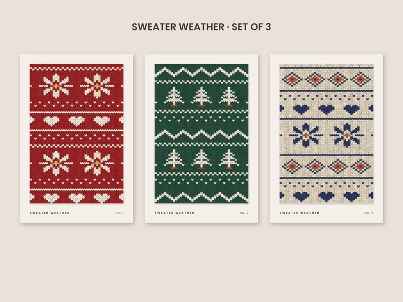 Puede incluir: Un conjunto de tres l&aacute;minas decorativas rectangulares tituladas SWEATER WEATHER. Cada impresi&oacute;n muestra un patr&oacute;n de punto diferente: rojo con copos de nieve y corazones blancos, verde con pinos blancos y beige con copos de nieve y corazones azules.