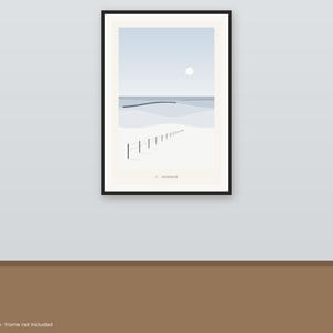 Peut inclure: Une impression d'art mural verticale dans un cadre noir repr&eacute;sentant un paysage c&ocirc;tier minimaliste avec un ciel bleu p&acirc;le, un soleil blanc, une mer calme et une plage de sable avec une fine cl&ocirc;ture sombre en perspective.